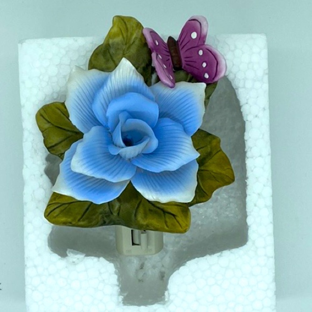 Vintage 4” Porcelain 3D Flower & Butterfly Nightlight w on/off switch NEW